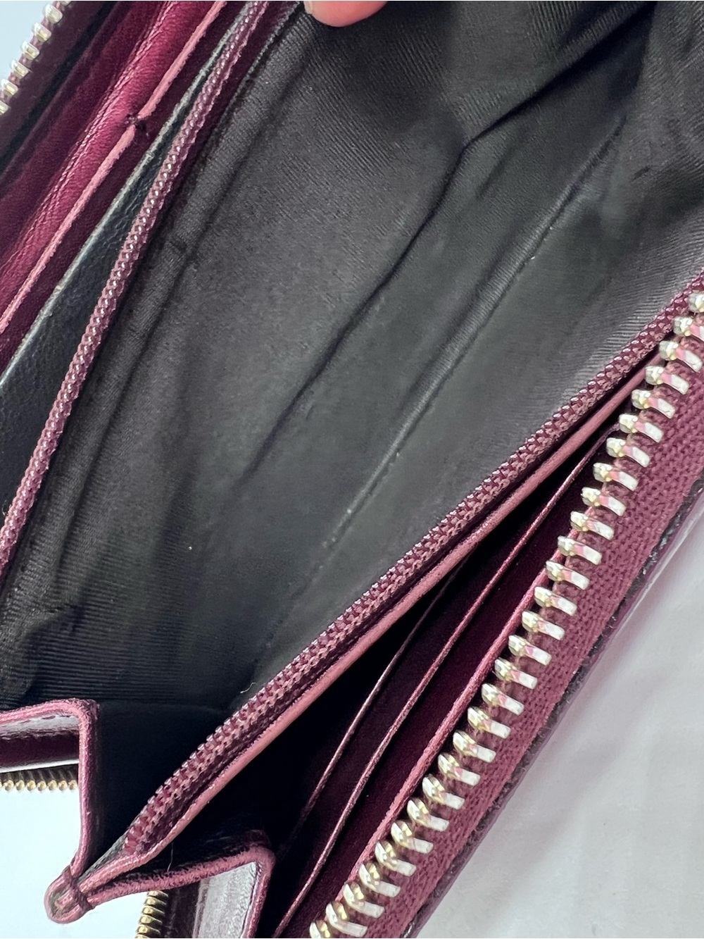 Gucci GG Embossed Lovely Heart Zip Wallet Burgundy Patent COA - Picture 9 of 16